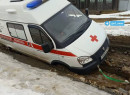В посёлке под Нижним Тагилом автомобиль скорой помощи застрял в грязи  
