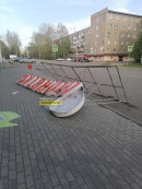 Компания подростков скинула огромную вывеску магазина на тротуар (ВИДЕО)