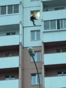 В Нижнем Тагиле человек-паук напугал прохожих