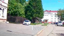 В Нижнем Тагиле водитель припарковался прямо на тротуаре возле администрации Тагилстроевского района (ВИДЕО)