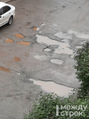 Тагильчане жалуются на разбитые дороги во дворах на Вые