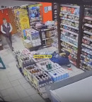В Нижнем Тагиле пьяный мужчина с собачкой устроил скандал в алкомаркете, разбил ящик пива и угрожал продавцам (ВИДЕО)