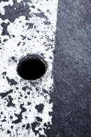 Третье за два года ЧП из-за не закрытого канализационного люка произошло на Вагонке. На этот раз в колодец провалилась школьница