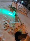 В центре Нижнего Тагила вандалы уронили светофор с дорожным знаком