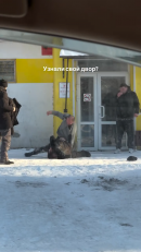 «Тагильская эстетика». Невозмутимый тагильчанин заснял драку двух мужчин у продуктового магазина на Красном Камне