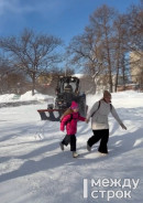 «Я была поражена скоростью и пофигизмом — как будто ему даже хочется кого-то случайно зацепить». Тагильчан удивила агрессивная и опасная уборка снега трактором в Комсомольском сквере (ВИДЕО)