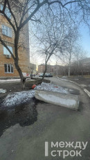 Шлакоблок или жизнь? После пожара с пострадавшим в доме № 118 на улице Пархоменко в Нижнем Тагиле жильцы просят власти убрать заграждение на межквартальном проезде