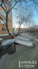 Шлакоблок или жизнь? После пожара с пострадавшим в доме № 118 на улице Пархоменко в Нижнем Тагиле жильцы просят власти убрать заграждение на межквартальном проезде