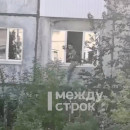 «Помогите, пожалуйста, меня просто убьют сейчас». Неадекватный мужчина устроил переполох во дворе в центре Нижнего Тагила (ВИДЕО)