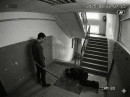 В Нижнем Тагиле 20-летний парень до полусмерти избил спящего в подъезде мужчину В Нижнем Тагиле 20-летний парень до полусмерти избил спящего в подъезде мужчину