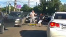 Два автолюбителя в Нижнем Тагиле не поделили дорогу и устроили разборки прямо на проезжей части (ВИДЕО) Два автолюбителя в Нижнем Тагиле не поделили дорогу и устроили разборки прямо на проезжей части (ВИДЕО)