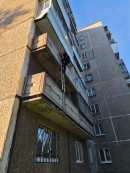 Тагильские спасатели проникли в квартиру через балкон, чтобы помочь пенсионерке 