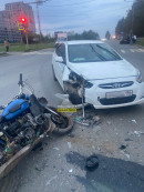 На ГГМ мотоциклист на «Урале» проехал на красный и врезался в Hyundai, после чего сбежал с места ДТП