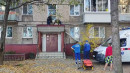 В Нижнем Тагиле спасатели эвакуировали мужчину, упавшего с четвёртого этажа на козырёк подъезда В Нижнем Тагиле спасатели эвакуировали мужчину, упавшего с четвёртого этажа на козырёк подъезда