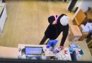 «Смотри, как тихо идёт, он, прям, крадётся». В Нижнем Тагиле посетитель зашёл в хостел и ПВЗ, прихватил с собой чьи-то кроссовки, три упаковки с товаром и засветился на камерах с разных ракурсов «Смотри, как тихо идёт, он, прям, крадётся». В Нижнем Тагиле посетитель зашёл в хостел и ПВЗ, прихватил с собой чьи-то кроссовки, три упаковки с товаром и засветился на камерах с разных ракурсов