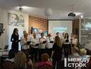 «Пение помогает справляться со стрессом». В Нижнем Тагиле в «Доме Окуджавы» прошёл иммерсивный хоровой вечер